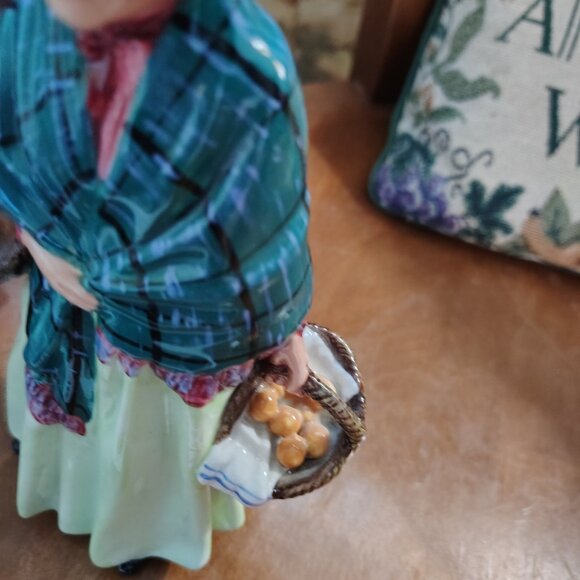 Vintage Mint Royal Doulton "The Orange Lady" Figurine - Picture 2 of 9